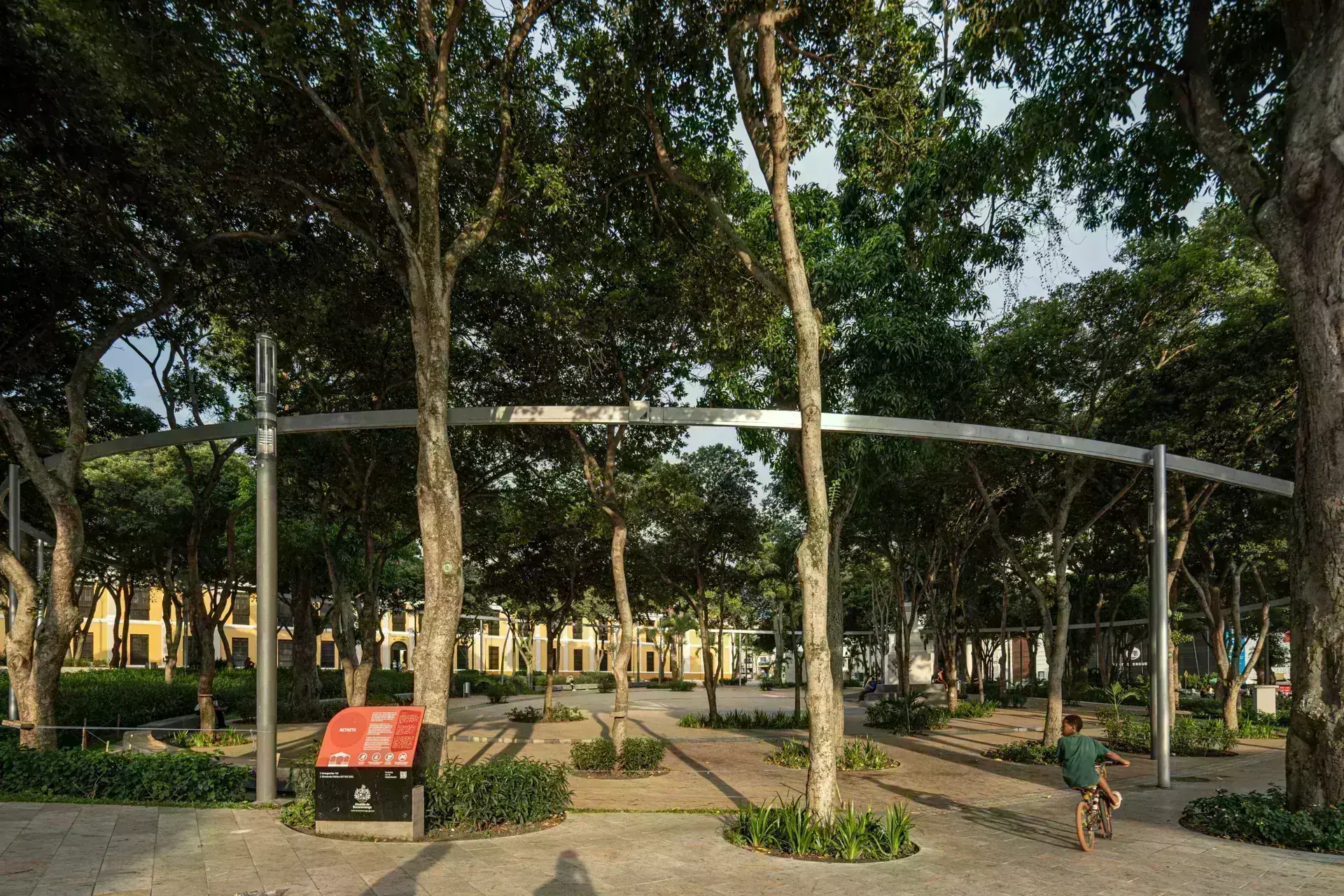 Perspectiva del teatro al aire libre integrado en la renovación del Parque Centenario.